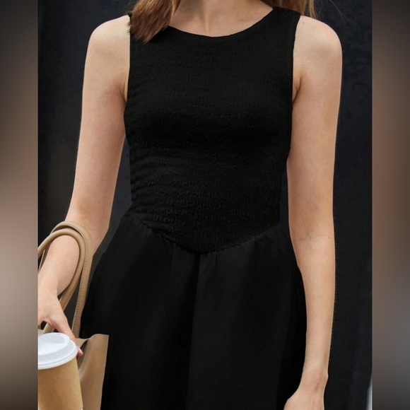 Elegant White Sleeveless Dress - Picture 8 of 16